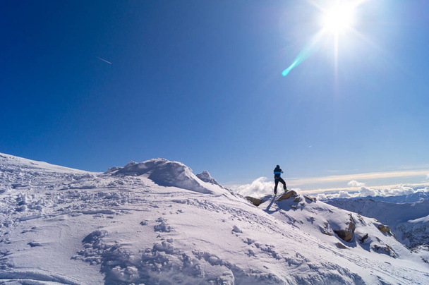 un uomo in montagna ammira la vista, in una giornata di sole. 18-febbraio-2020. Austria, Alpi. - Foto, immagini
