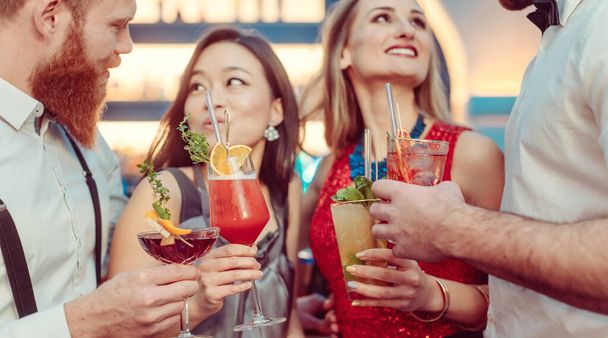 Parejas multiétnicas disfrutando de la bebida en el bar - Foto, Imagen