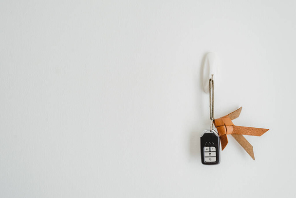 Clé de voiture, porte-clés en mousse pour être poisson accroché au mur de whit dans la maison ou l'appartement avec espace de copie. - Photo, image