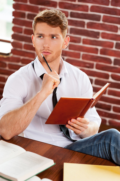 Man in shirt and tie writing  in note pad - Φωτογραφία, εικόνα