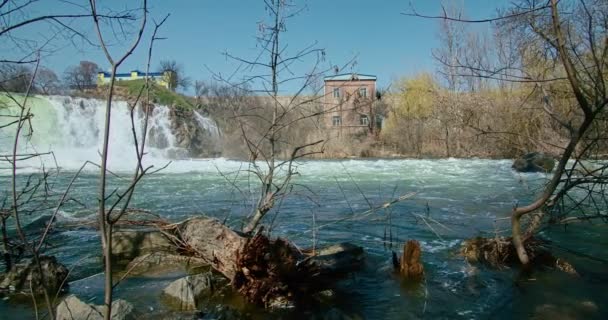 uma bela cachoeira nas montanhas, por causa do dilúvio, as árvores inundaram. Belo riacho. árvores inundadas. Cinema 4k 60fps - Filmagem, Vídeo