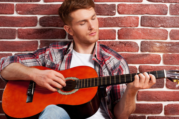 Man playing acoustic guitar - Valokuva, kuva
