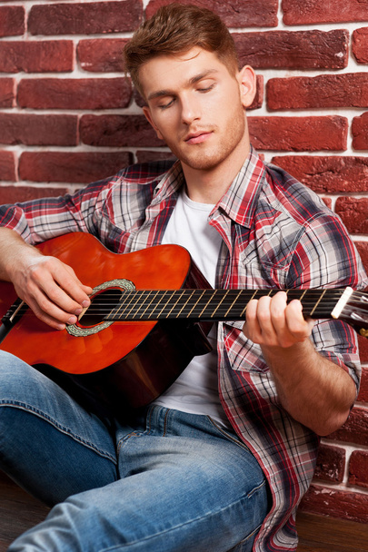 Man playing acoustic guitar - Zdjęcie, obraz