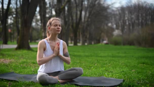 Yoga-Praxis und Meditation im Freien. Mädchen im Park - Filmmaterial, Video