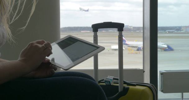 Žena čeká na let s tabletem PC - Fotografie, Obrázek