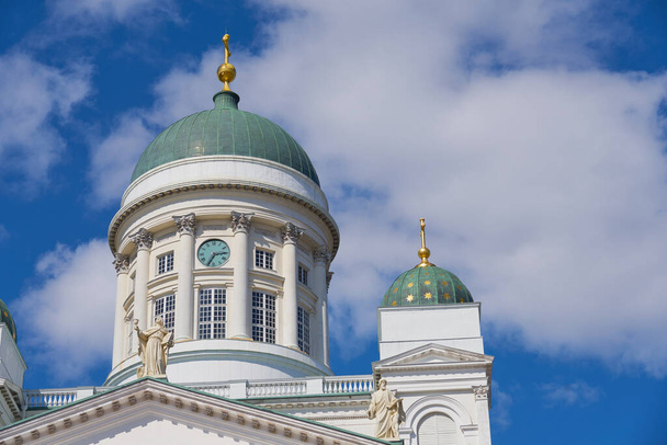 Le torri della cattedrale di Helsinki contro il cielo blu - Foto, immagini