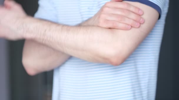 Mężczyzna w średnim wieku cierpi na ból dłoni. Człowiek w bólu z masażem mięśni i stawów dłoni - Materiał filmowy, wideo