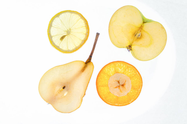 Fatias de frutas em um fundo branco - Foto, Imagem