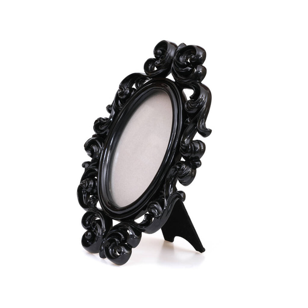 Cadre ovale en bois pour peintures, miroirs ou photo en perspective vue isolé sur fond blanc - Photo, image