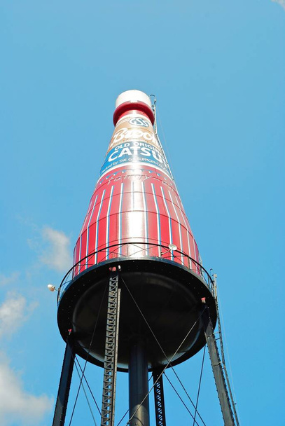 Collinsville, Illinois: Το μεγαλύτερο μπουκάλι catsup στον κόσμο δίπλα στο Route 159. Αυτό το μοναδικό 170 πόδια ψηλό πύργο νερού χτίστηκε για την GS Η εταιρία εμφιάλωσης του Σάπιγκερ. Οδική έλξη.  - Φωτογραφία, εικόνα
