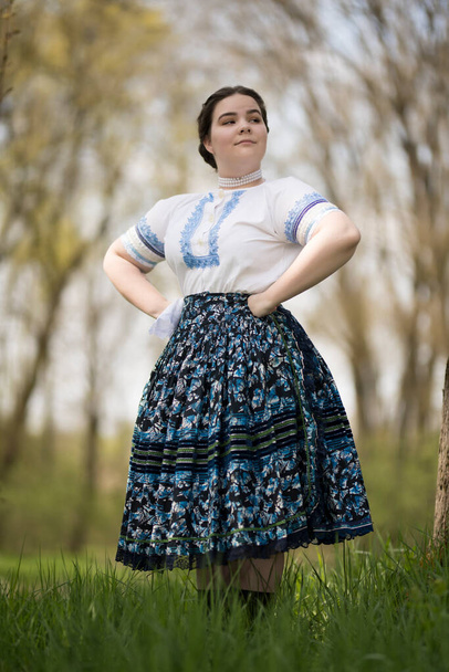 Piękna kobieta w tradycyjnym słowackim stroju ludowym - Zdjęcie, obraz