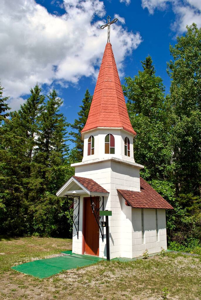 Emo, Ontario, Canada is de thuisbasis van de Norlund Chapel, een van de kleinste kerken in Canada. Gebouwd door twee lokale mannen in 1973 en meet slechts 8 'x 10' de kapel kan slechts acht mensen tegelijk. - Foto, afbeelding