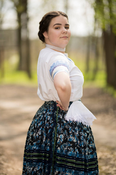 Όμορφη γυναίκα στην παραδοσιακή σλοβακική παραδοσιακή φορεσιά - Φωτογραφία, εικόνα