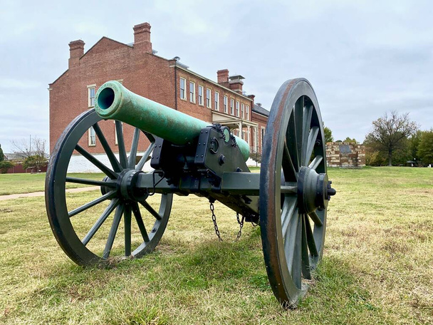 Форт-Смит, Арканзас: 12-фунтовая пушка Наполеона или пушка на территории Национального исторического памятника Форт-Смита. Форт служил в качестве суда индейской территории и тюрьмы, форта Гражданской войны, склада снабжения - Фото, изображение