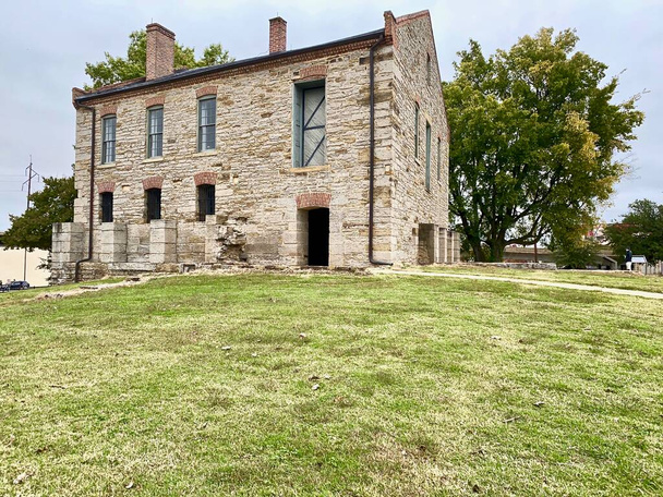 Fort Smith, Arkansas: Edificio de la comisaría de piedra en Fort Smith National Historic Site. El fuerte sirvió como un palacio de justicia y la cárcel en el Territorio de la India, un fuerte de la Guerra Civil y depósito de suministros.  - Foto, Imagen