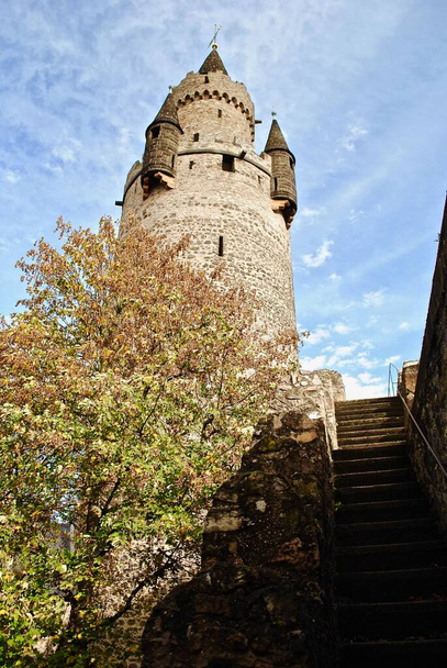 Замок Адольфстурм (Adolf Tower) зберігся як частина більшого замку (Burg) Friedberg. Вежа називається масляною турною або турнінською вежею (Butterfassturm) Friedberg in der Wetterau, Hesse, Germany  - Фото, зображення