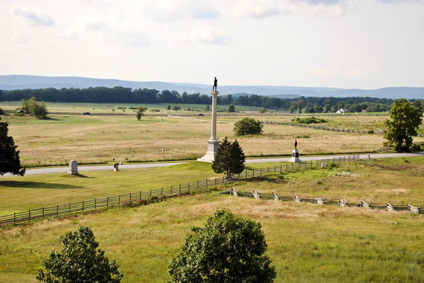 ゲティスバーグ、 PA:ゲティスバーグ国立軍事公園。ハンコック・アベニューにあるペンシルベニア州記念碑からバーモント州と第13バーモント志願歩兵連隊記念碑までの眺め.  - 写真・画像