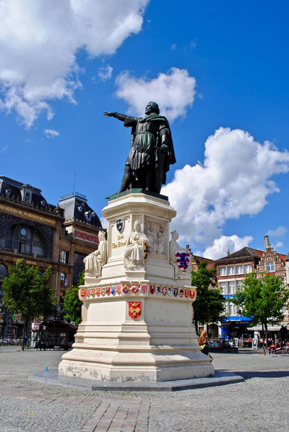 Ghent, Belgium: Jacob van Artevelde emlékműve a Vrijdagmarkton (péntek piac). Úgy is ismerték, mint A bölcs ember és a gent sörfőző, flamand államférfi és politikai vezető.. - Fotó, kép