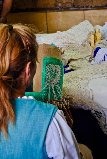 Gozo, Malta: Mujer haciendo encaje maltés (il-bizzilla), un estilo de encaje hecho en Malta. Es un estilo guipure de encaje trabajado como un ancho continuo sobre una almohada alta, delgada y erguida.. - Foto, imagen