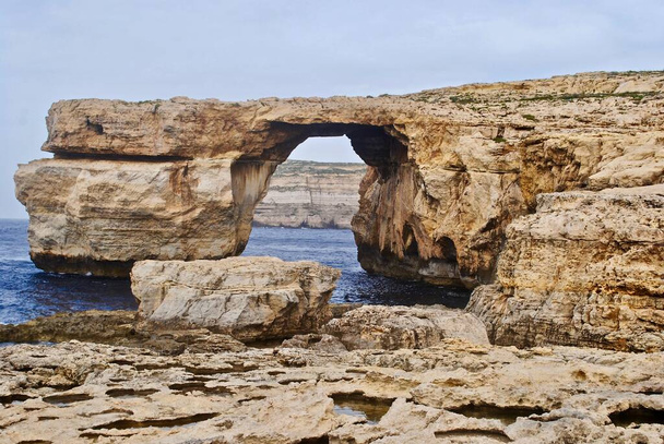 La Fenêtre Azur, également connue sous le nom de Fenêtre Dwejra, était une arche naturelle de 28 mètres de haut sur l'île de Gozo à Malte. La caractéristique calcaire, qui était dans la baie de Dwejra. Il s'est effondré le 8 mars 2017. - Photo, image