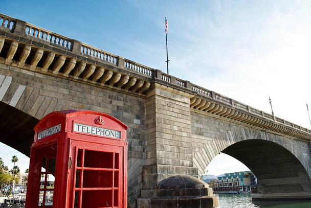 Озеро Хавасу Сити, Аризона: Знаменитая английская красная телефонная будка и Лондонский мост. Мост был приобретен в Лондоне и реконструирован в Аризоне в 1971 году для привлечения туристов в этот район..  - Фото, изображение