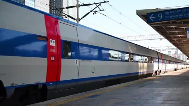 Treno ad alta velocità Ktx sulla stazione di Seoul. Corea del Sud. - Filmati, video