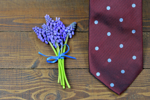 Apák napja nyakkendő és szőlő jácint virágok fa alapon - Fotó, kép