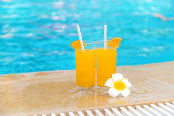Cocktail in un bicchiere a bordo piscina e frutta. Concentrazione selettiva. Alimenti. - Foto, immagini