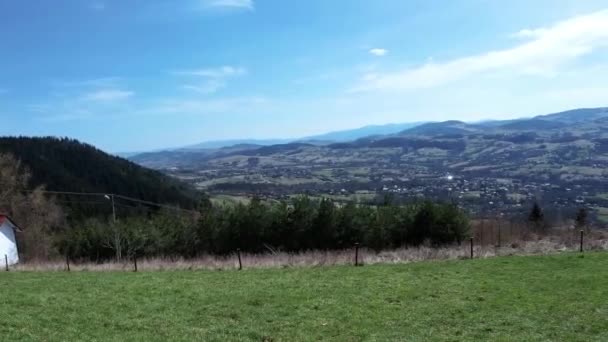 Limanowa, Polonia: Panorama di una bella montagna polacca paesaggio collina cima miejska gora punto di vista situato in Lysa gora Beskid Wyspowy durante il giorno - Filmati, video