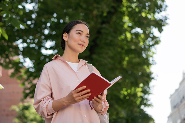 Pensioen aziatische student studeren, lezen boek weg te kijken buiten. Onderwijsconcept - Foto, afbeelding