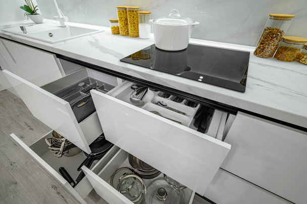 Lujoso interior de cocina moderna blanca y negra, cajones sacados - Foto, imagen