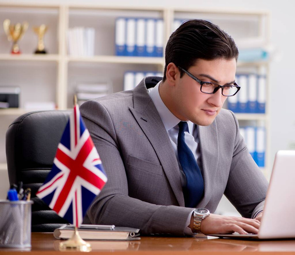 Biznesmen z brytyjską flagą w biurze - Zdjęcie, obraz
