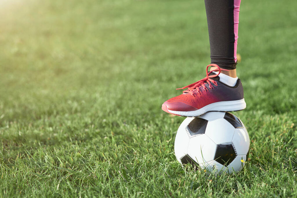 Criança feminina com bola de futebol em pé na grama - Foto, Imagem