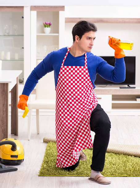 Wykonawca sprząta dom wykonując prace domowe - Zdjęcie, obraz