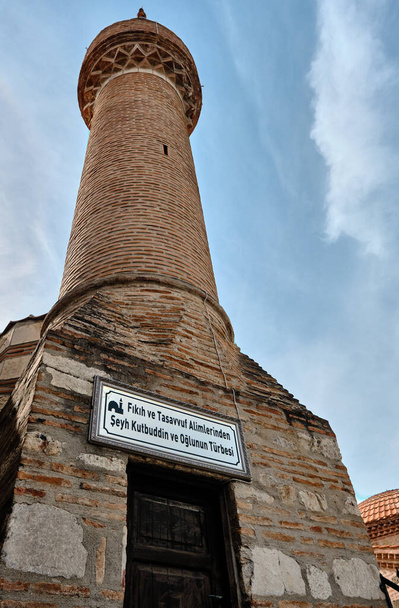 Nicäa (iznik), Bursa Türkei. seyh kutbuddin und sein Sohn-Grab aus roten Ziegelsteinen Wand mit seinem Minarett erstreckt sich in den blauen bewölkten Himmel - Foto, Bild
