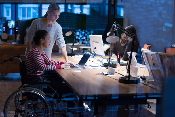 Happy Workers Have Fun in Modern Office, Handicaped Man na wózku inwalidzkim. Komunikacja z kolegami. Koncepcja pracy zespołowej i niepełnosprawności - Zdjęcie, obraz