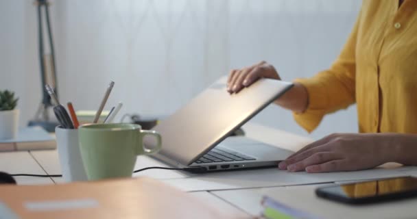 Vrouw die aan het bureau zit en verbinding maakt met haar leptop - Video