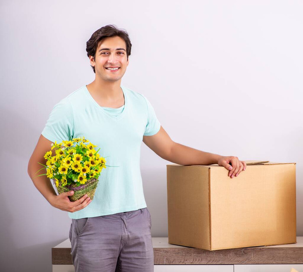 Young man moving to new apartment - Photo, Image