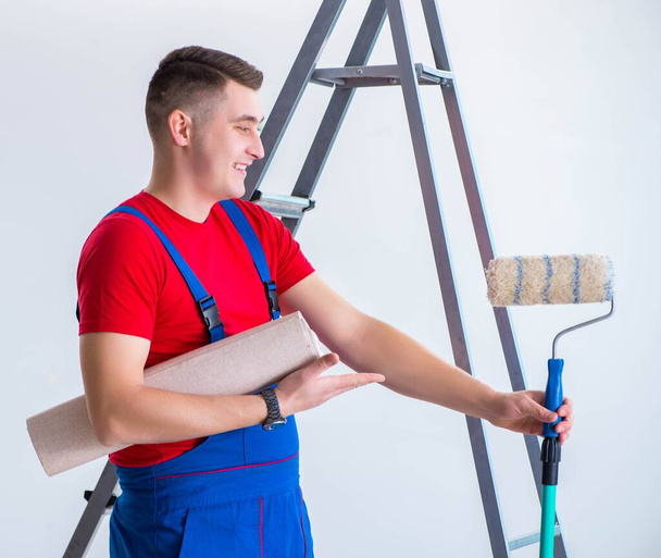 Contractant werknemer voorbereiding voor behang decoratie - Foto, afbeelding