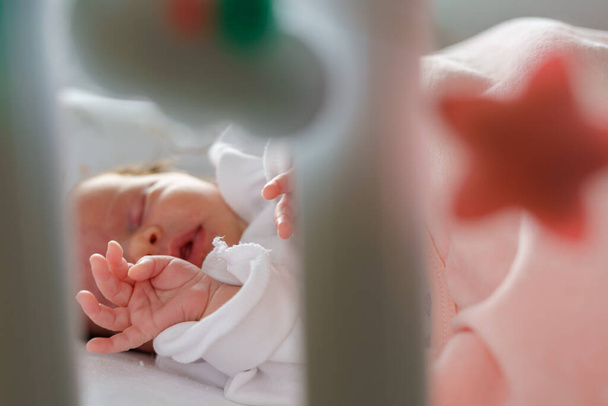 Закрыться на младенце, спящем в сумасшедшей кровати новорожденного ребенка, и парализовать концепцию здорового питания - Фото, изображение