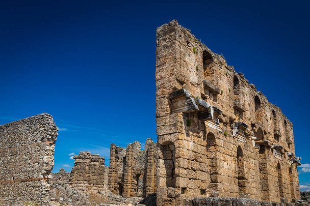 Ρωμαϊκά ερείπια στην Ελληνο-Ρωμαϊκή πόλη στην επαρχία Αττάλειας της Τουρκίας. Αρχαία πόλη της Παμφυλίας. - Φωτογραφία, εικόνα