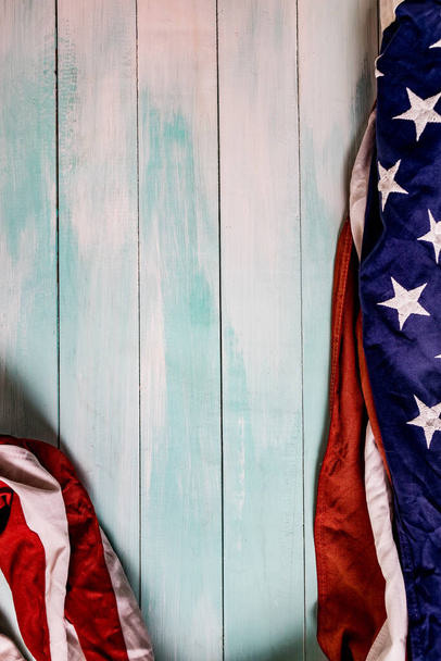 Fechar de acenar bandeira americana dos EUA. A bandeira dos Estados Unidos da América em um fundo de prancha cinza com dia comemorativo. - Foto, Imagem