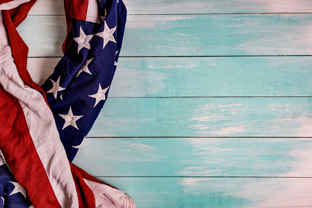 Fechar de acenar bandeira americana dos EUA. A bandeira dos Estados Unidos da América em um fundo de prancha cinza com dia comemorativo. - Foto, Imagem