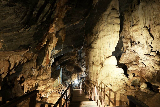 красивый сталагмит и сталактит в пещере - Фото, изображение