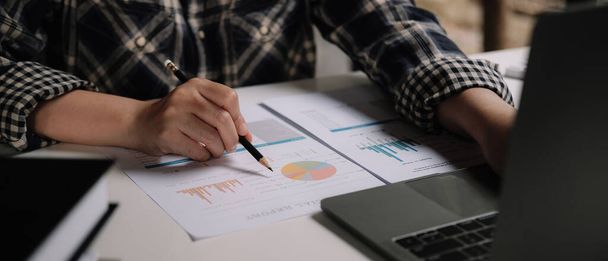 会計士の女性は家でノートパソコンでオフィステーブルの上で新しい計画財務グラフデータを議論 - 写真・画像