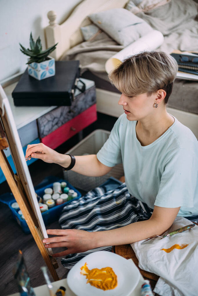 Mladá žena umělkyně maluje doma v kreativním studiu nastavení. - Fotografie, Obrázek