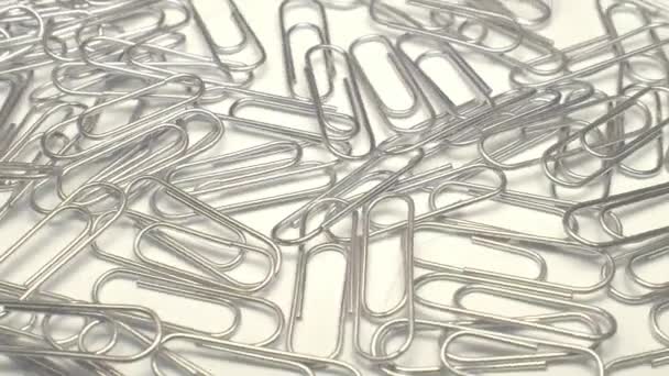 paperclips roteren op witte achtergrond  - Video
