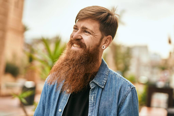 Young irish hipster man smiling happy standing at the city. - Zdjęcie, obraz