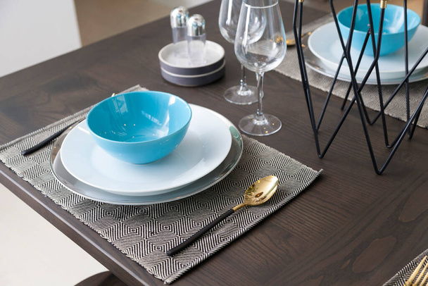 azul y blanco de la placa de ajuste en la mesa de madera en el hogar moderno. - Foto, imagen