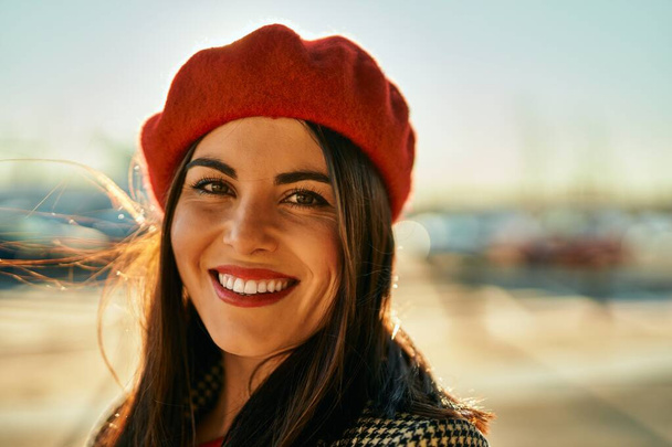 Joven mujer hispana sonriendo feliz de pie en la ciudad. - Foto, Imagen
